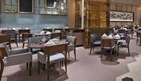 Canapé de restaurant moderne en bois massif rembourré avec plateau en verre pour salle à manger d'hôtel commercial ou salon
