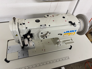 Máquina de Coser Industrial de Puntada Fija con Doble Aguja y Alimentación Sincronizada Jukis LU-1560N Usada - Product Image 3