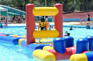 AquaWall, Juego Inflable de Obstáculos para Parques Acuáticos, Fiestas en la Piscina y Actividades Acuáticas para Niños - Product Image 3