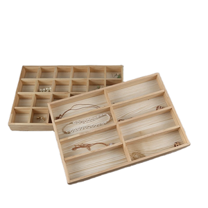 Plateau de présentation et organisateur de bijoux rectangulaire en bois massif haut de gamme pour les bijouteries - Product Image 1