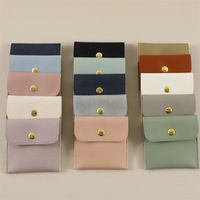 Sacs de luxe carré portable avec logo personnalisé sacoche avec bouton en cuir pour bijoux bague collier avec carte à insérer