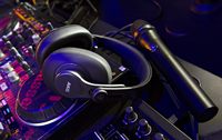 Headphone Profesional AKG Pro Audio K371 Wired Over-Ear Closed-Back Lipat untuk Studio Rekaman, Mixing, Podcast, DJ, Stereo