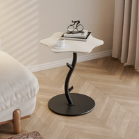 Table basse d'angle en verre, style cactus, en fer forgé, couleur crème, pour petit appartement, luxe abordable, à placer près du canapé.