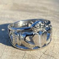 Kadınlar için Claddagh Kalp Yüzüğü, 13mm, Beyaz Altın Kaplama Pirinç Vintage Eller Kalp Tutuyor Bantlı, Beyaz Altın