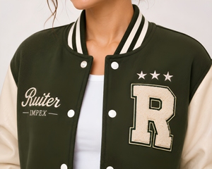 Veste universitaire pour femme, vert beige, avec lettre R brodée, style preppy, coupe classique, logo sur le devant - Product Image 4