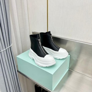 Las nuevas botas con cremallera de alta calidad están diseñadas por un diseñador original como zapatos de plataforma de lujo para mujer para uso casual. - Product Image 1