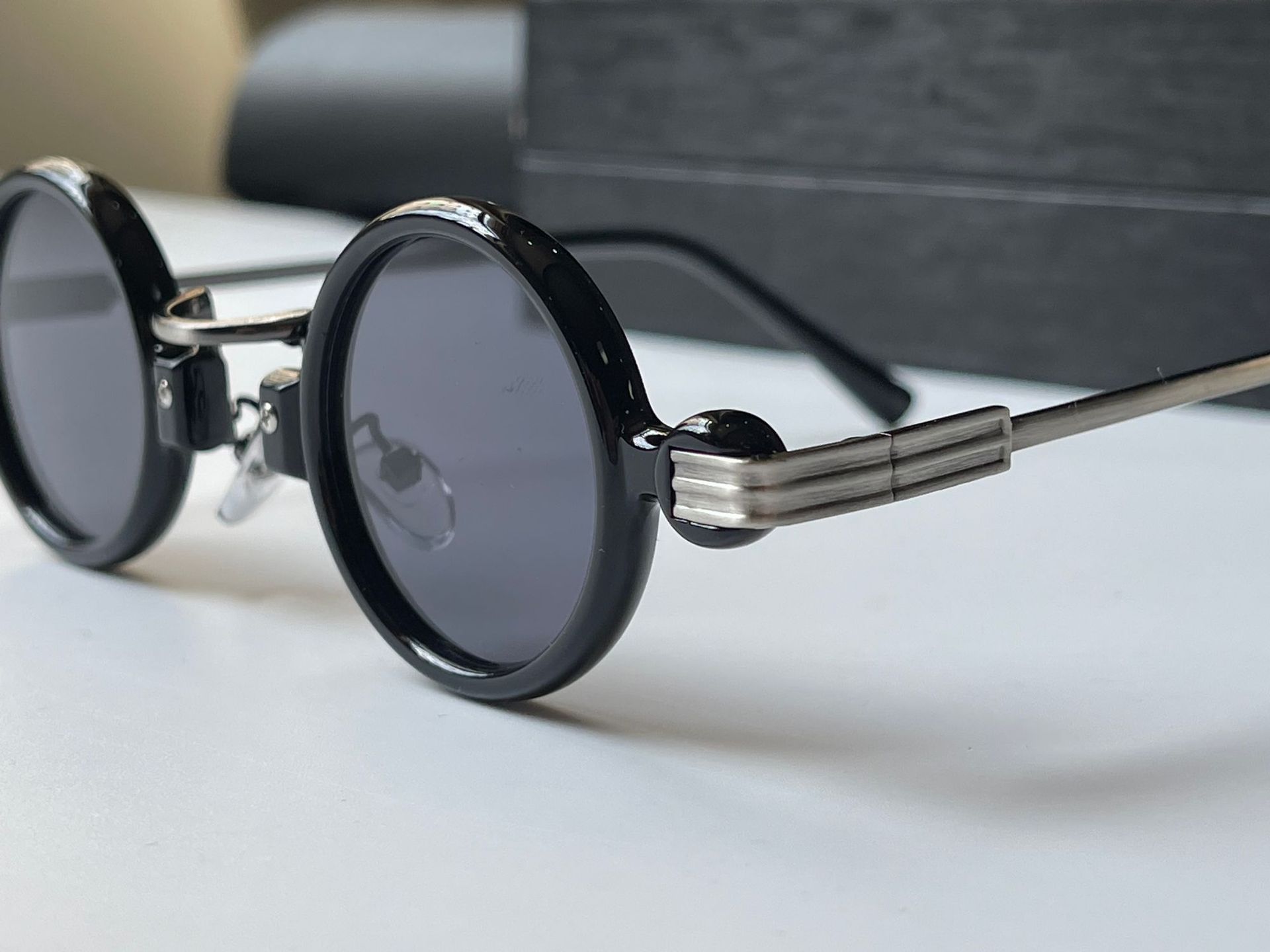 Monture noire-pieds gris pistolet-verres gris