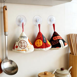 Tapa de olla aislante de algodón con diseño de Año Nuevo, guante triangular resistente al calor para uso en la cocina, 9x12cm, hecho en Shandong - Product Image 1