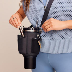 Borsa a tracolla personalizzata di tendenza per borraccia da 40oz in pelle con portachiavi e lettera - Product Image 3