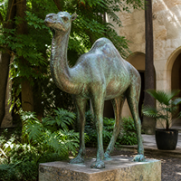 Statue de chameau en bronze grandeur nature pour l'entrée de la place du Moyen-Orient, décoration antique de chameau du désert avec patine verte pour l'extérieur