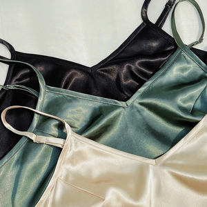 Ensemble de pyjama en soie de mûrier pour femme, haut à fines bretelles et short, avec logo personnalisé, 100% - Product Image 3