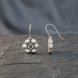 Pendientes colgantes románticos de plata 925 con flor y centro de polen - Product Image 1