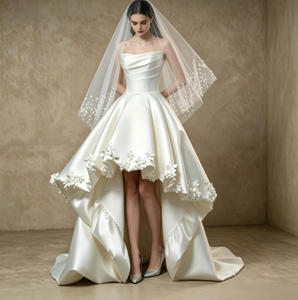 Robe de mariée élégante et moderne en satin, sans bretelles, asymétrique, avec <span class=keywords><strong>jupon</strong></span> en tulle amovible et appliques florales 3D - Product Image 4