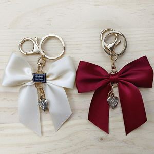 Porte-clés de luxe en alliage de zinc tressé avec ruban et nœud, motif dessin animé, pendentif cœur mignon fait main, doux, chic et tendance, breloque de sac à main - Product Image 1