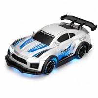 Mobil RC Drift 4WD 1:64 Kontrol Proporsional Dua Kecepatan Remote 2.4G Jangkauan 30m 30 Menit Bermain Pengisian Daya Tipe-C Lampu LED Perak