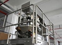 Machine d'emballage verticale FFS entièrement automatique pour l'étiquetage et l'emballage de sachets en forme de coussin de pâtes et de macaronis, et de sachets en papier pour applications alimentaires