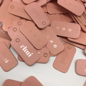 Étiquette personnalisée mini rose avec logo de marque, impression UV, pour bijoux et vêtements pour enfants - Product Image 3