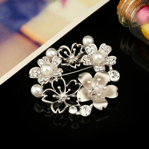 Nouvelles Broches de Luxe Personnalisées en Alliage Plaqué Or avec Perles d'Eau Douce Camélia pour Femme – Idéales pour le Quotidien, les Fiançailles, les Mariages et les Fêtes - Product Image 2