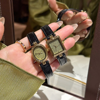 Montre pour femme de luxe rétro avec cadran vert en alliage, forme ovale-carrée, style médiéval, bracelet en cuir exquis, résistante à l'eau