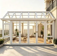 Véranda triangulaire en aluminium blanc avec toit en verre trempé transparent pour villa extérieure et entrepôt