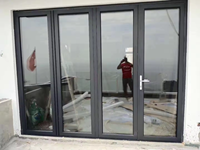 Portes pliantes verticales en aluminium NFRC AS2047 CE TOMA pour balcon et patio, intérieures et extérieures, avec système de poussée vers le haut