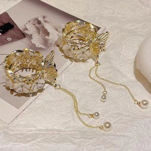 Élégante pince à cheveux latérale de style coréen avec longue chaîne de perles et pompon pour femmes, accessoires pour cheveux - Product Image 1