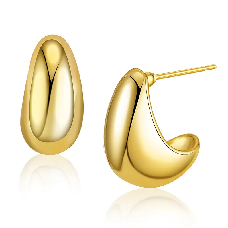 Brincos huggie para mulheres, joia pequena e requintada de superfície lisa e minimalista, com design delicado, em latão e ouro 18K