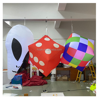 Décoration de plafond en forme de cube de dés gonflable personnalisé avec lumière LED rouge, alimenté par prise, en tissu Oxford, installation facile, style années 90