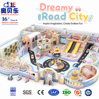 Aire de jeux intérieure personnalisée pour enfants sur le thème de la ville, multi-niveaux, avec toboggan, piscine à balles, structure d'escalade et jeu de rôle