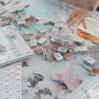 Atelier De Maison Mah Jong : Ensemble de tuiles et tapis de Mahjong, Tuiles de Mahjong américaines gravées