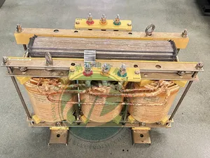 AC 380V से 415V सटीक और स्थिर नियंत्रण नियामक 15KVA 30kva तीन-चरण ड्राई-टाइप आइसोलेशन ट्रांसफार्मर