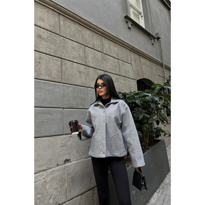 Chaqueta Camisera de Cachemira Gris para Mujer con Detalles de Bolsillos Laterales - Product Image 5