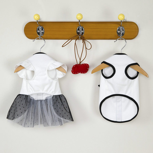 Venta al por mayor: Vestido sencillo y moderno <span class=keywords><strong>en</strong></span> blanco y negro con lazo para perros y gatos, chaleco y falda bonitos de invierno hechos de poliéster para uso <span class=keywords><strong>en</strong></span> verano. - Product Image 3