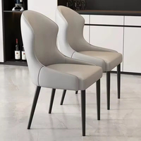 Chaise de salle à manger en cuir sophistiquée avec dossier ergonomique, pieds en métal durables, qualité des matériaux garantie
