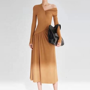 OUDINA Nuovo <span class=keywords><strong>Abito</strong></span> Lungo Elegante con <span class=keywords><strong>Spalle</strong></span> <span class=keywords><strong>Scoperte</strong></span>, Vestito da Donna Plissettato con Design Irregolare <span class=keywords><strong>in</strong></span> <span class=keywords><strong>Maglia</strong></span> Elasticizzata - Product Image 1