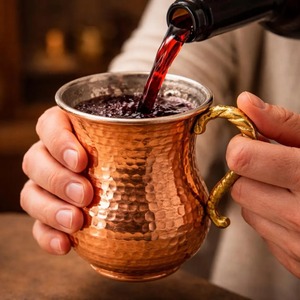 Taza de Cobre Puro Hecha a Mano de la Mejor Calidad con Acabado Pulido, Vajilla Duradera para Bar, Hogar y Restaurante, Disponible para la Venta - Product Image 2