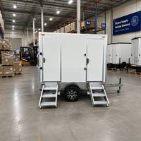 Solution d'assainissement pour sites d'événements extérieurs et rassemblements publics, avec un design moderne et durable : Remorque de toilettes mobiles de luxe remorquable