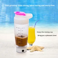 Gobelet mélangeur électrique intelligent automatique, design minimaliste, portable pour une utilisation en extérieur, style créatif, pour préparer des milkshakes et des boissons protéinées.