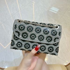 Elegante <span class=keywords><strong>Pochette</strong></span> <span class=keywords><strong>da</strong></span> <span class=keywords><strong>Sera</strong></span> <span class=keywords><strong>Argento</strong></span> con Strass Floreali; Borsa a Tracolla con Patta e Catena Rimovibile - Product Image 4