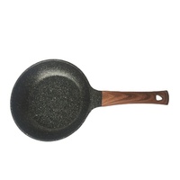 Belle poignée en bakélite à motif de bois Poêle à omelette à induction en aluminium moulé sous pression