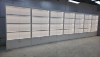 Solution d'affichage intérieur pour bijouterie tout-en-un : Vitrine murale LED pour bijoux, comptoir de présentation en verre avec tiroir de rangement