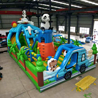 Parcours d'obstacles sur le thème du panda, château gonflable avec toboggan, jeux de carnaval, parc gonflable