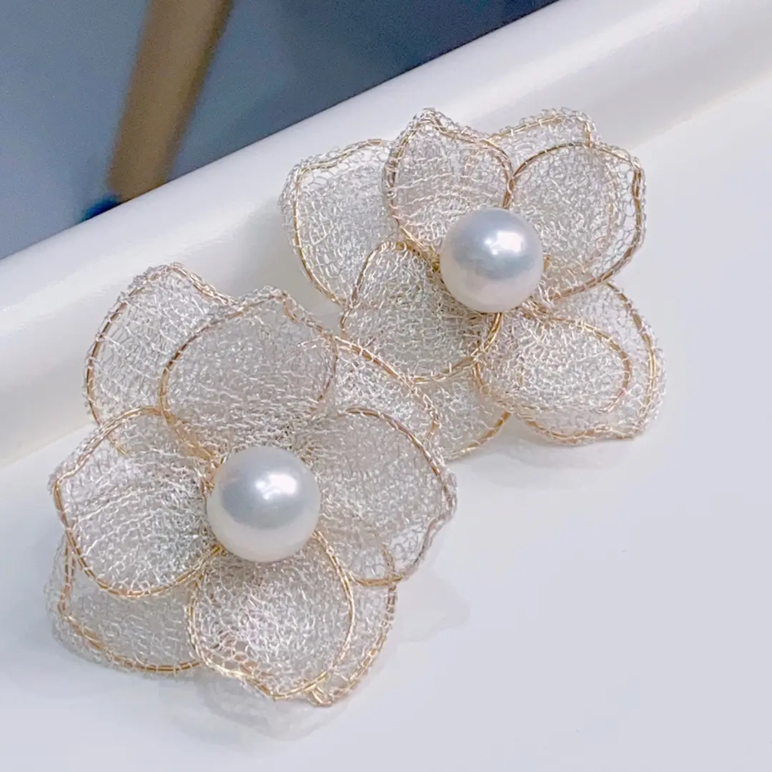 Ingrosso orecchini di perle d'acqua dolce cubici di fiori eleganti 14k gioielli in oro arcobaleno con lucentezza d'acqua dolce orecchini di perle per le donne