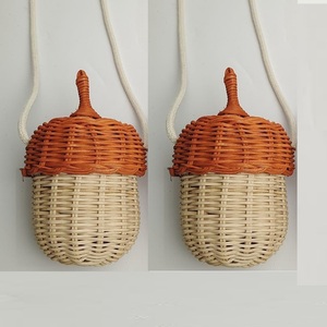 Cesto regalo a forma di pigna in Rattan piccolo in vendita ideale per bambini piccoli oggetti di scena per la fotografia di decorazione della casa delle bambole - Product Image 1