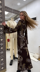 Abito di Lusso Vintage con Stampa Paisley, Collo Rotondo e Design in Rete Sensuale che Esalta il Fascino Retrò - Product Image 5