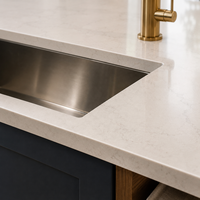 Îlot de cuisine moderne de style Shaker sur mesure avec plan de travail en quartz, évier et rangement ouvert