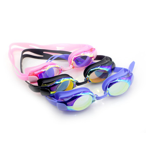 แว่นตาว่ายน้ำป้องกันฝ้าเลนส์เคลือบไฟฟ้าแบบแบนสายรัดซิลิโคนสำหรับผู้ใหญ่และเด็กสีดำสีฟ้าสีชมพู - Product Image 1
