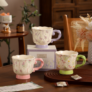 Mug en céramique à motif de dessin animé 400 ml avec couvercle et cuillère, compatible lave-vaisselle et micro-ondes, tasse à café pour fête, cadeau pour filles - Product Image 1