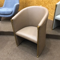 Fauteuil simple en cuir doré et au design italien traditionnel, fauteuil de luxe pour salon, villa