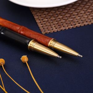Stylo publicitaire rétro style bambou, stylo gel en bois de santal noir et rouge avec logo gravé, stylo signature pour usage promotionnel - Product Image 3